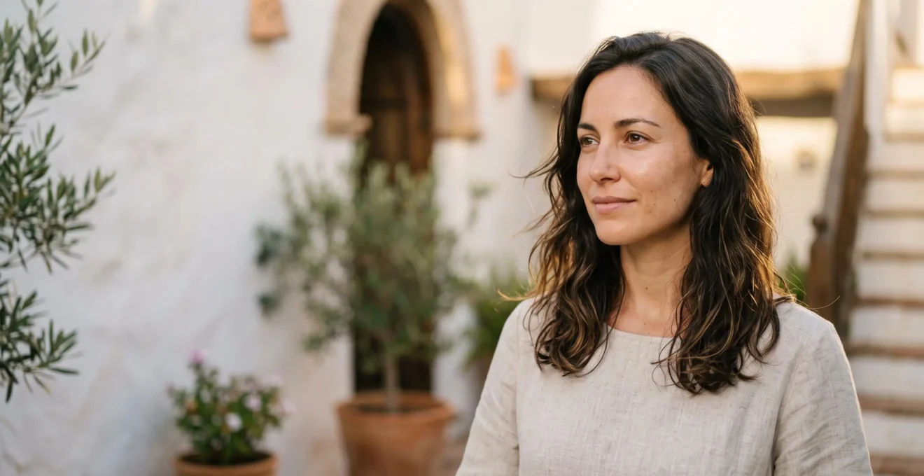 Retrato editorial de una mujer española con piel radiante y natural, sin maquillaje, bajo una luz mediterránea suave