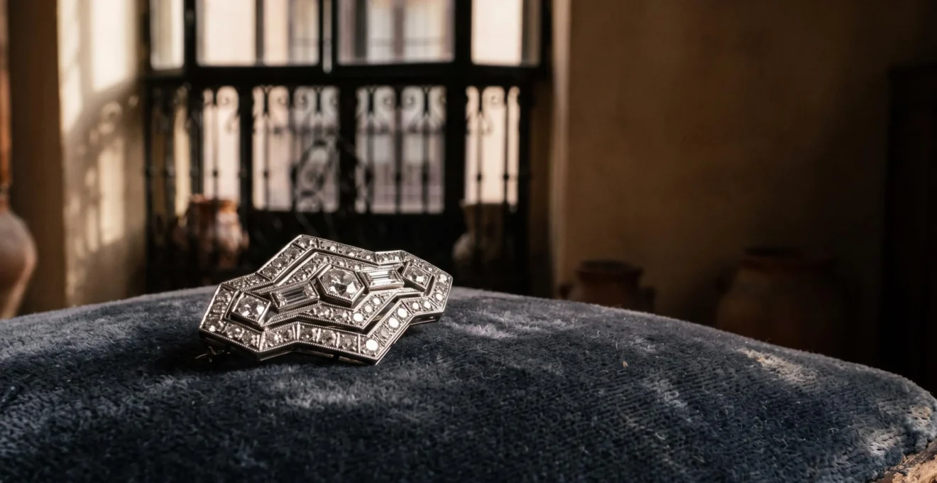Broche Art Déco de platino y diamantes de los años 20 fotografiado en estilo editorial, símbolo del valor de la joyería vintage en el mercado español